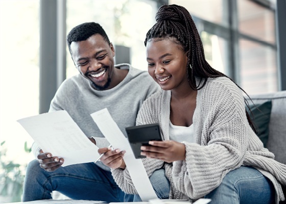 man-woman-looking-at-receipts