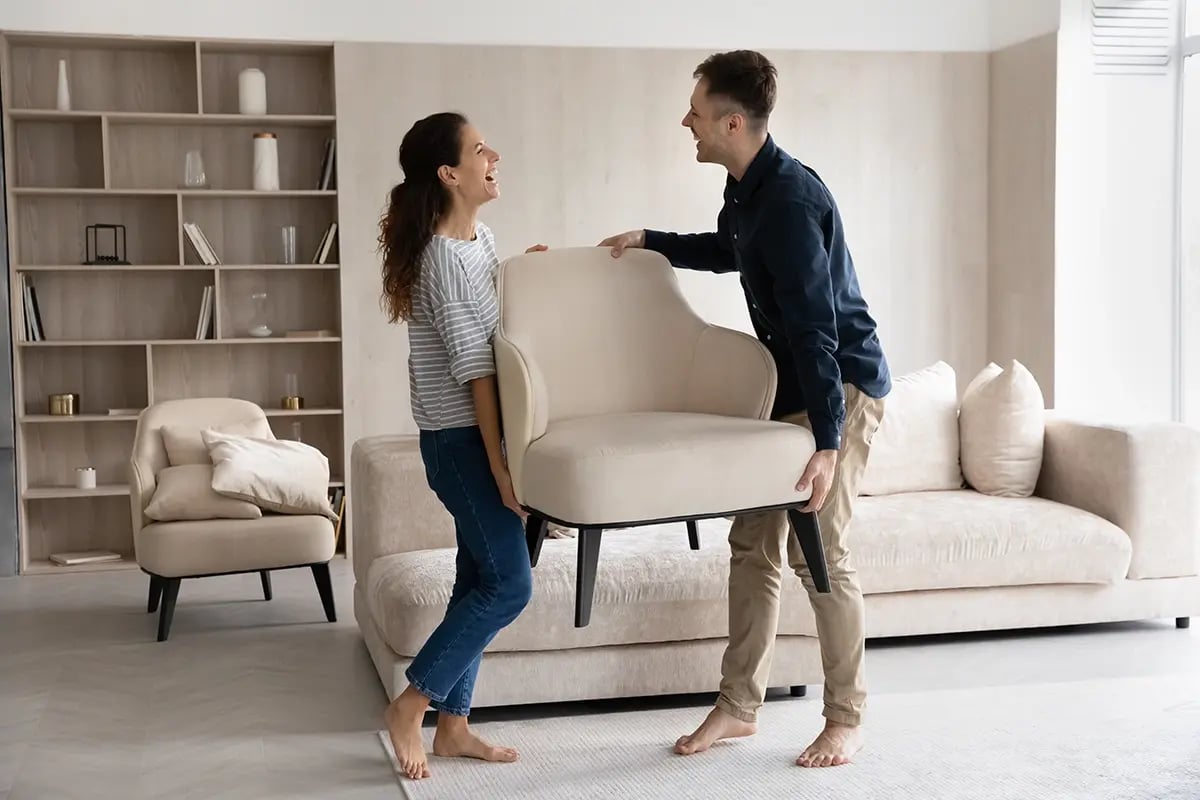 couple-moving-chair