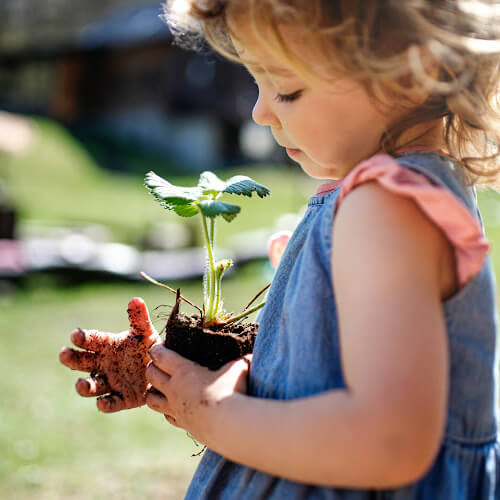 girl_plant500 x 500