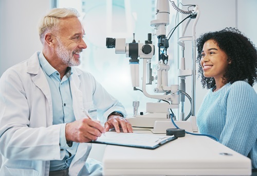 male-eye-doctor-with-female-patient
